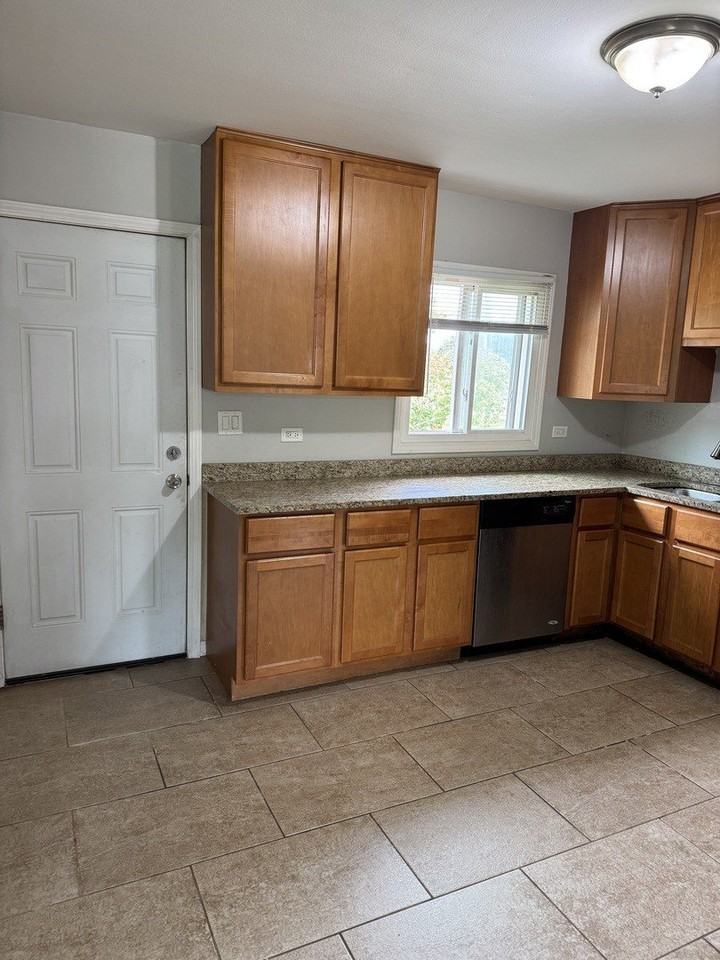10 W Thacker St - Photo 5 of 12