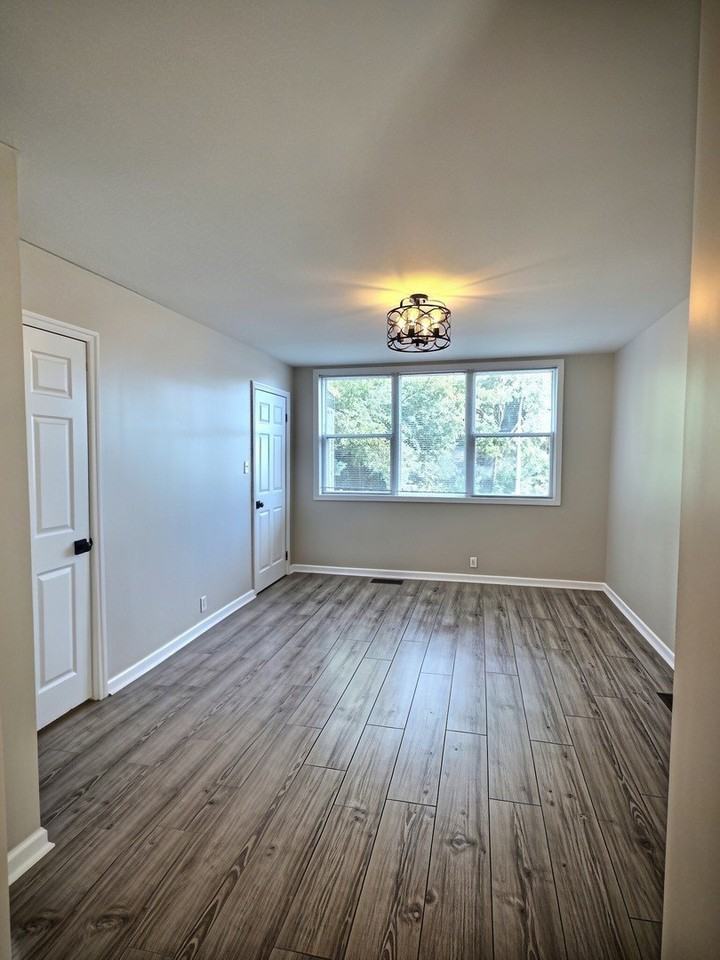 515 W 40th Pl #1 - Photo 3 of 17