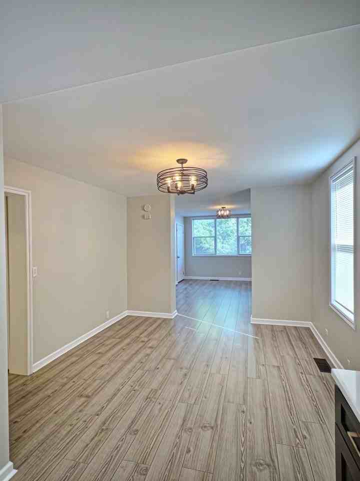 515 W 40th Pl #1 - Photo 4 of 17