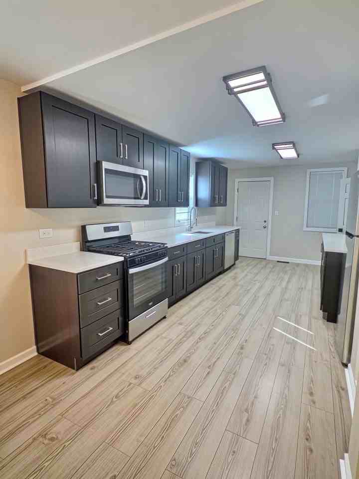515 W 40th Pl #1 - Photo 5 of 17