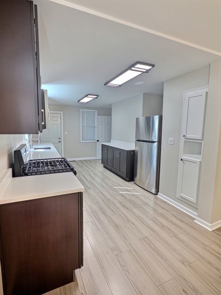 515 W 40th Pl #1 - Photo 6 of 17