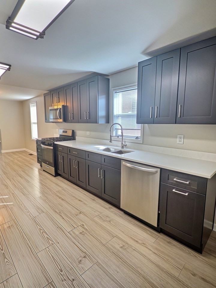 515 W 40th Pl #1 - Photo 7 of 17