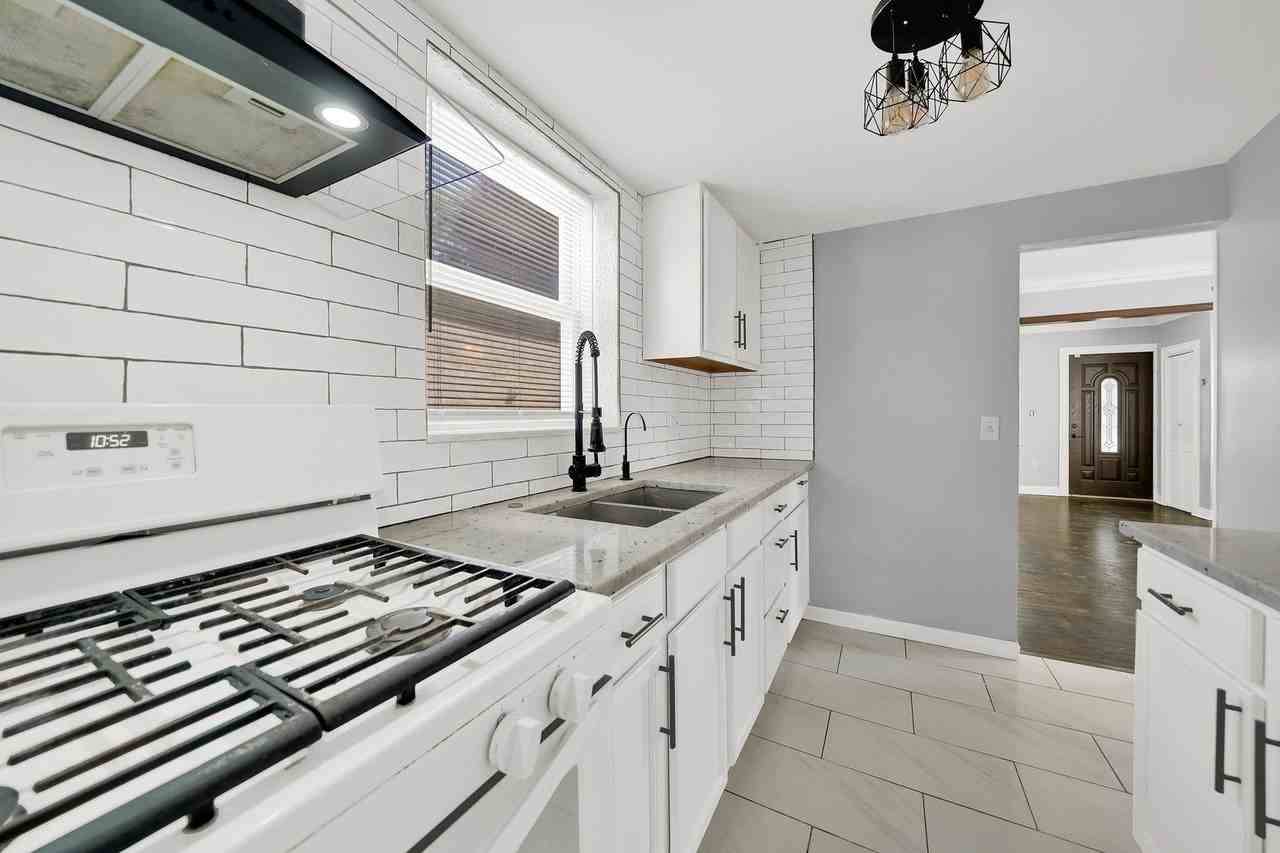 11014 S Washtenaw Ave - Photo 7 of 27