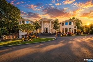featured image of 14 E Hill Ct