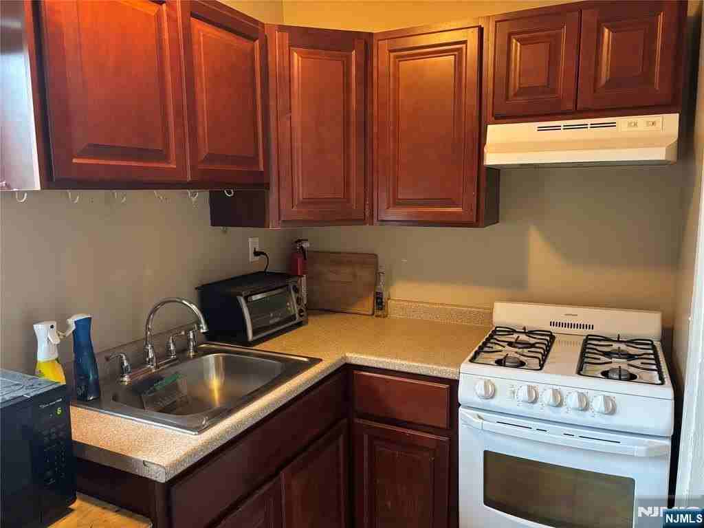 35 Monticello Ave #3 - Photo 3 of 6