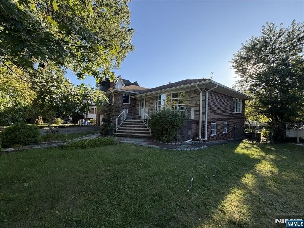1069 Palisade Ave - Photo 2 of 24