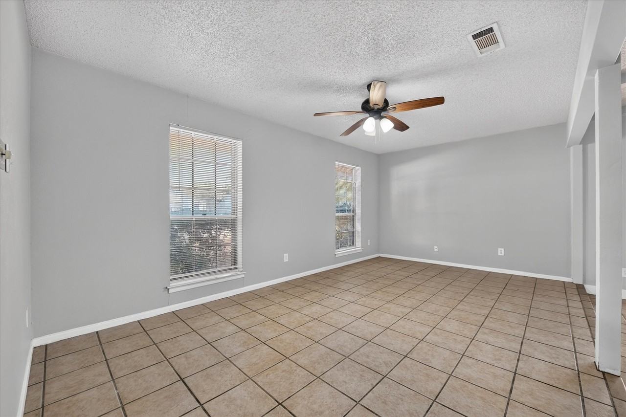 4902 Inverness Ave - Photo 5 of 25