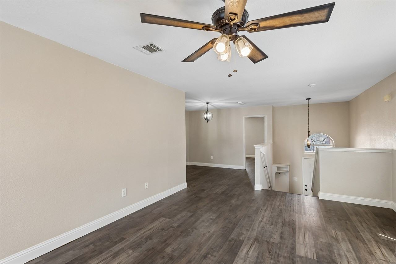 2034 Peregrine Ct - Photo 4 of 33