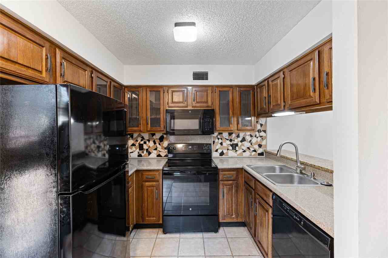 4240 Madera Rd #4 - Photo 5 of 29
