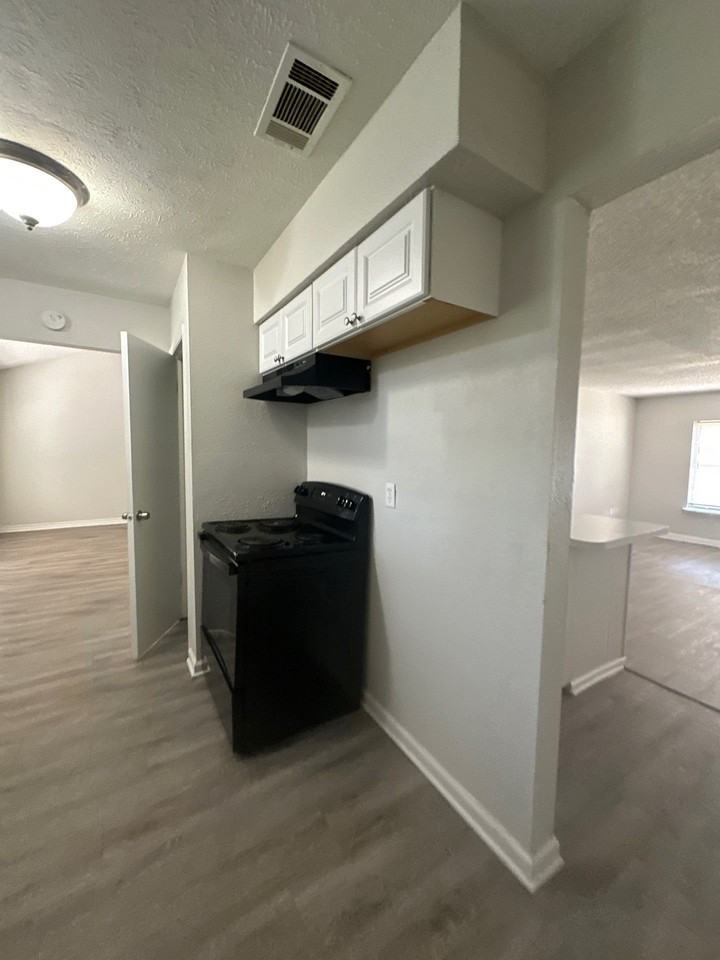 1601 Meridian Way - Photo 6 of 16