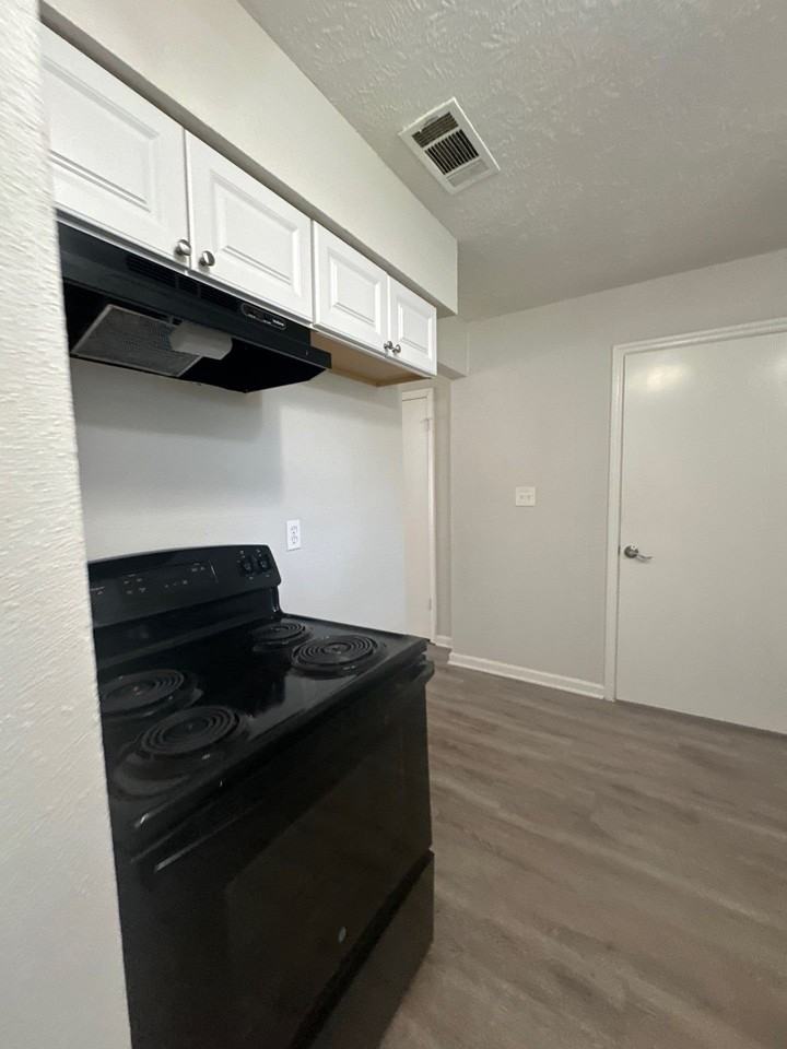 1601 Meridian Way - Photo 7 of 16