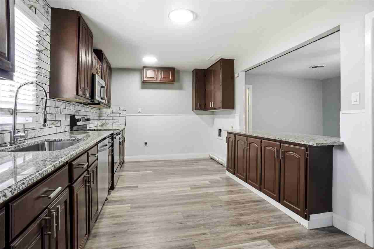 705 Vine St - Photo 6 of 24