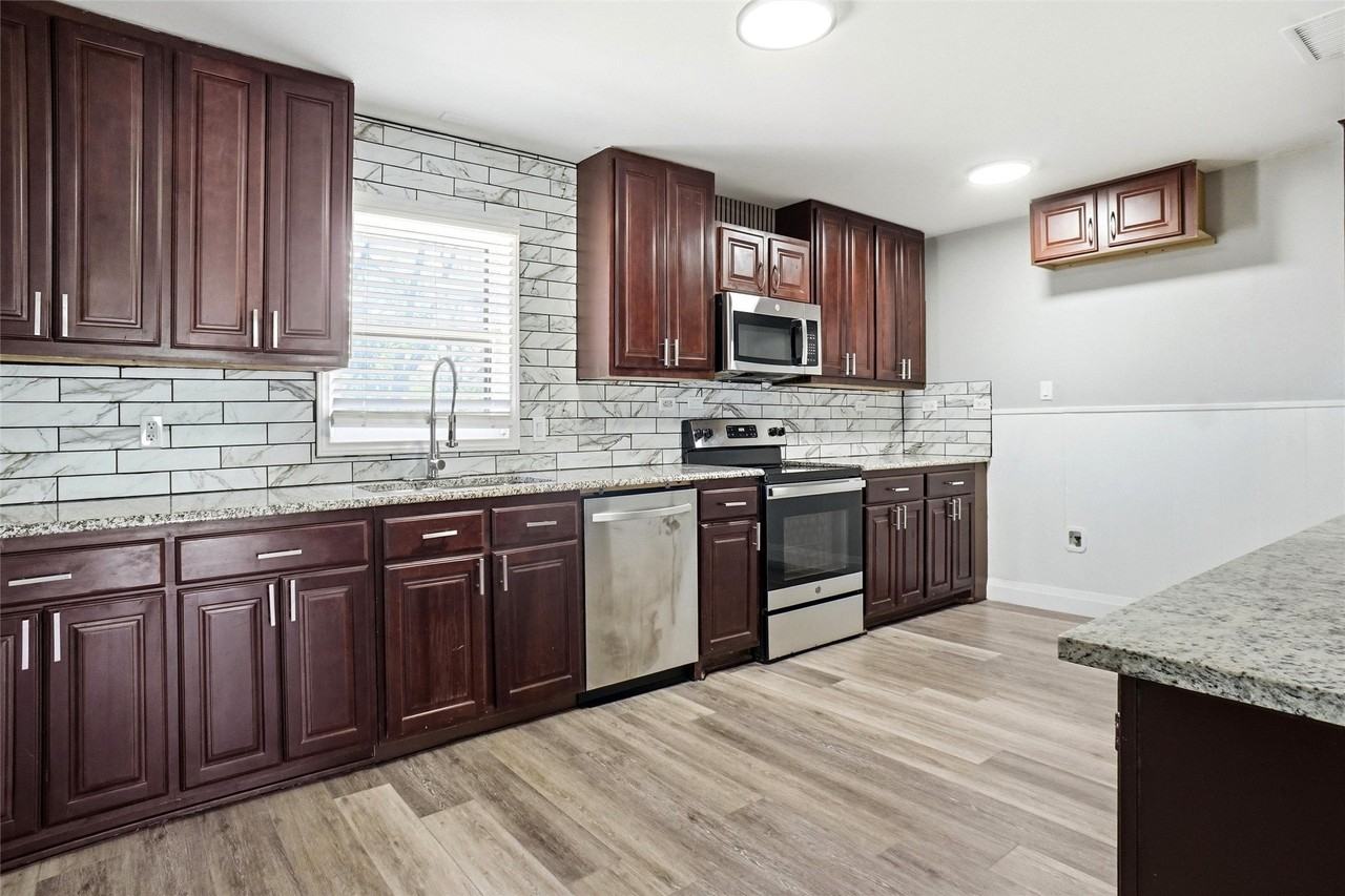 705 Vine St - Photo 7 of 24