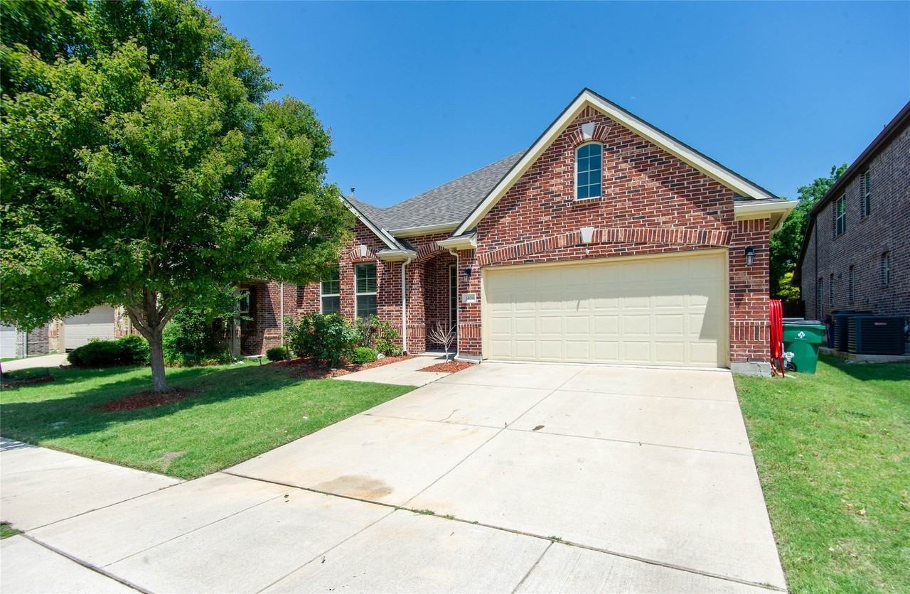 1404 Suttonview Dr - Photo 2 of 32