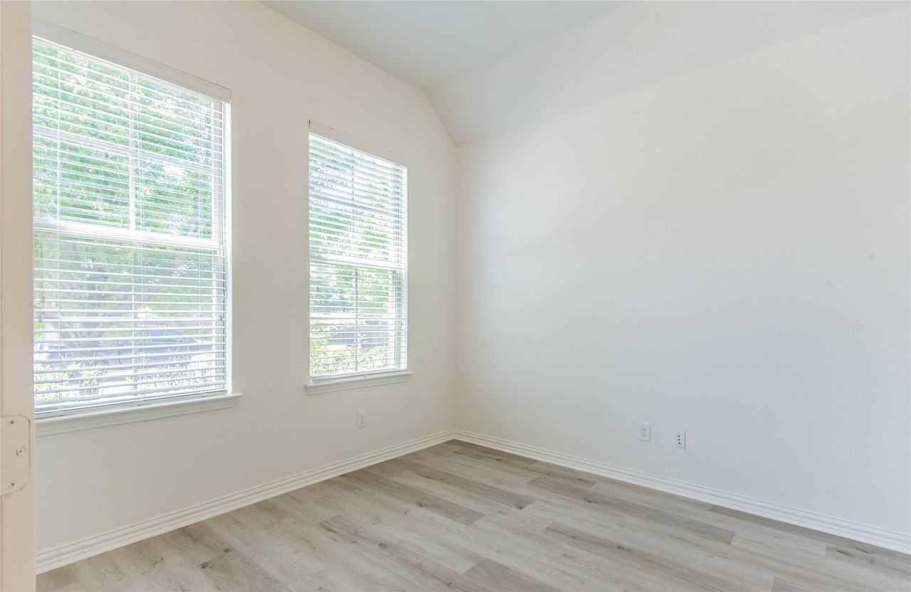 1404 Suttonview Dr - Photo 4 of 32