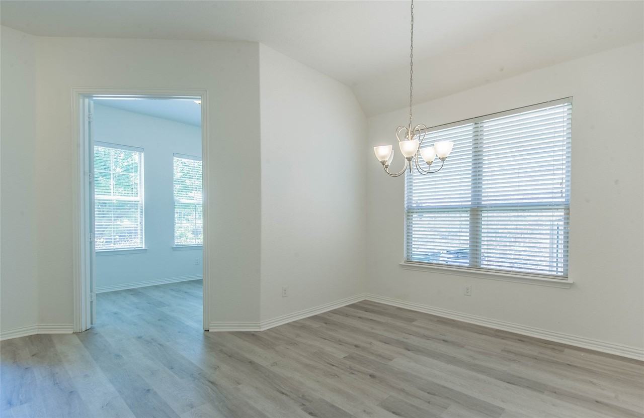 1404 Suttonview Dr - Photo 5 of 32