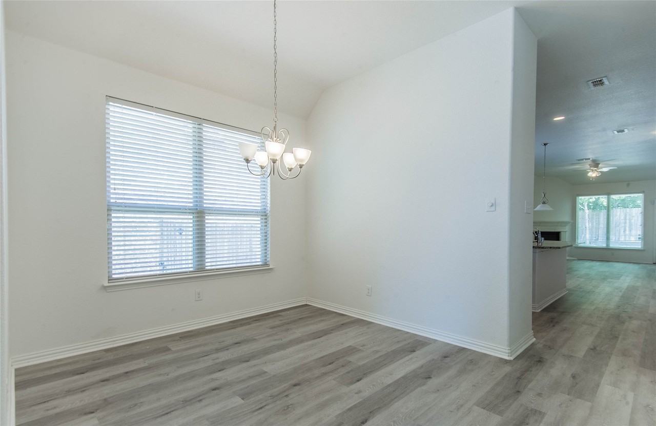 1404 Suttonview Dr - Photo 6 of 32