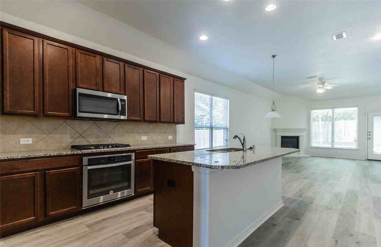 1404 Suttonview Dr - Photo 7 of 32