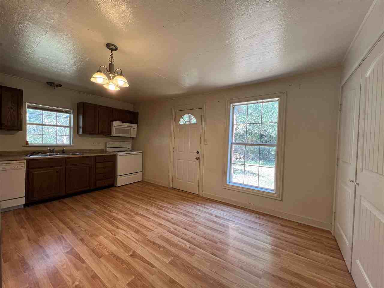 305 East Rd - Photo 4 of 9