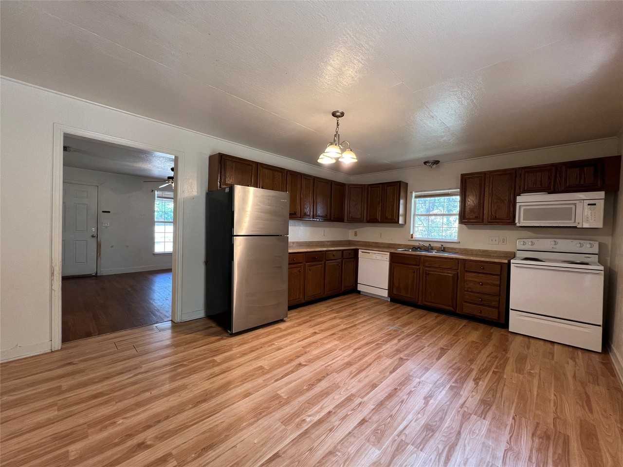 305 East Rd - Photo 5 of 9