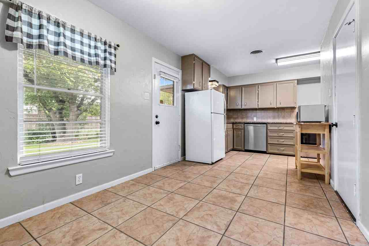 704 Downing Dr - Photo 4 of 20