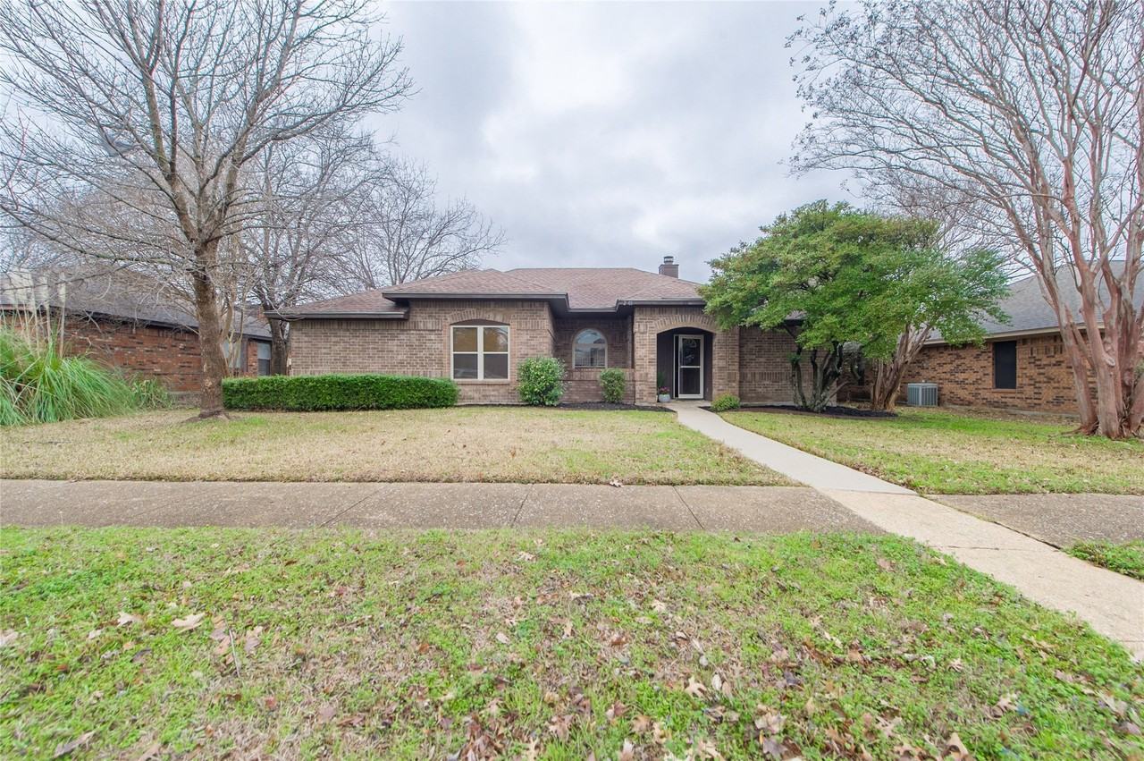 2901 Hampshire Dr - Photo 2 of 29