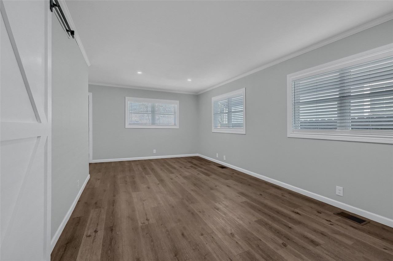 204 N Holly Ave - Photo 4 of 20