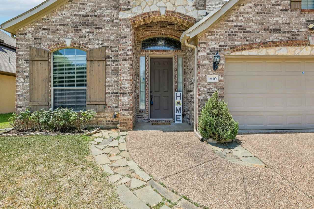 1910 Bentwood Ct - Photo 4 of 37