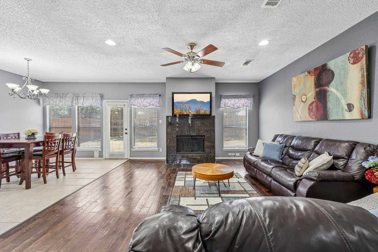 1910 Bentwood Ct - Photo 6 of 37
