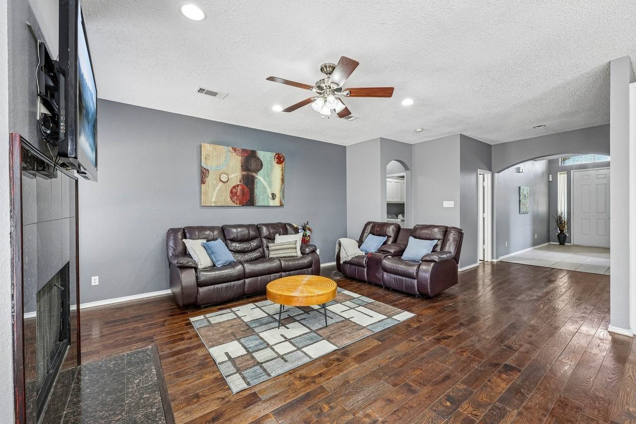 1910 Bentwood Ct - Photo 7 of 37