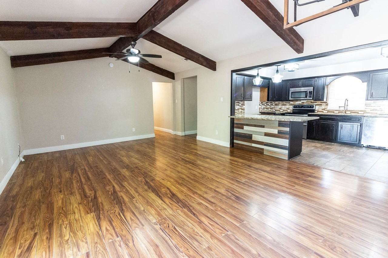 115 E Allen St - Photo 4 of 12