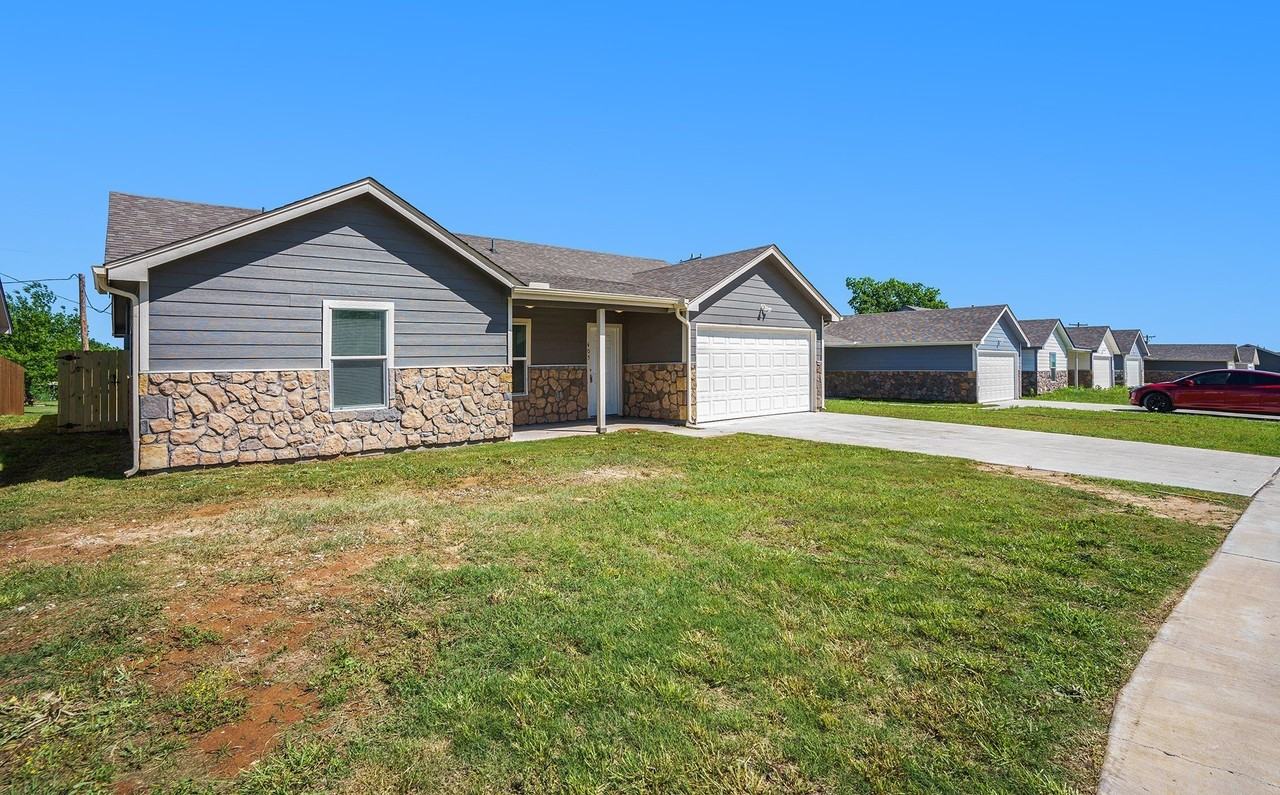 405 Whitney Ct - Photo 3 of 23