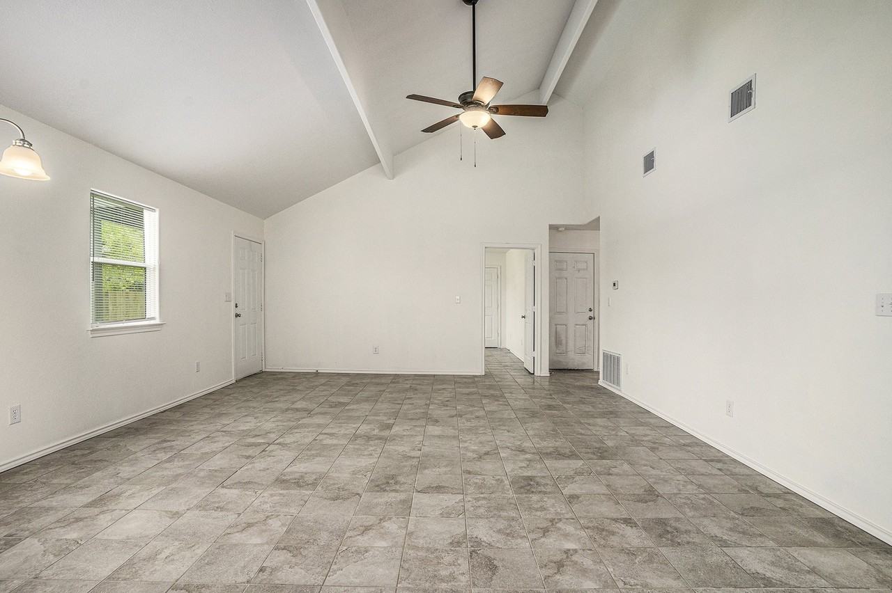 405 Whitney Ct - Photo 4 of 23