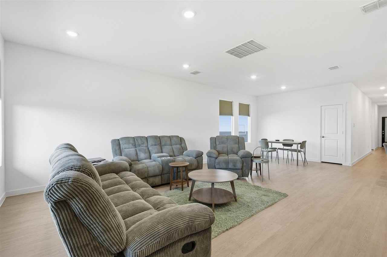 647 Fisher Ln - Photo 4 of 27