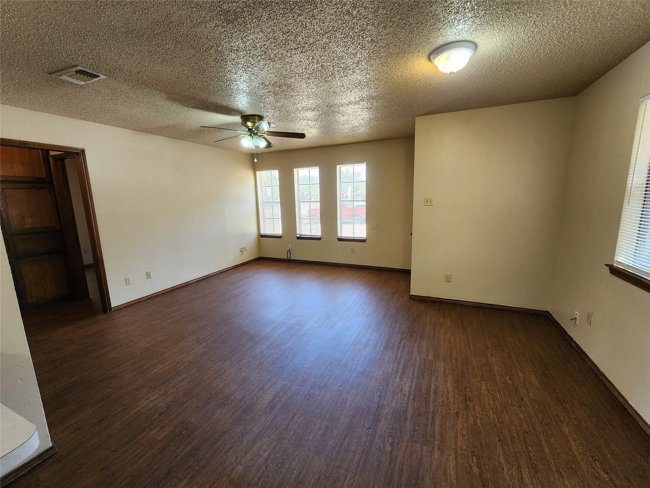 3211 Eastridge Dr - Photo 4 of 14
