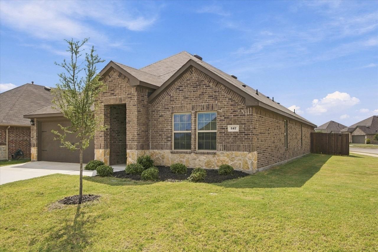 227 Happywell Ln - Photo 3 of 31