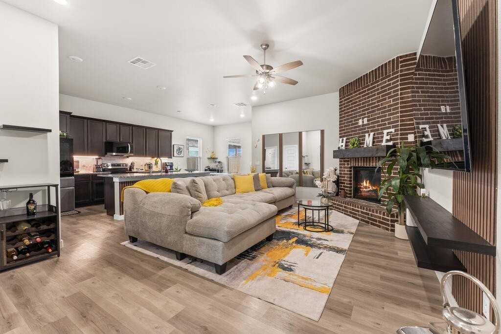 2512 Blazing Saddle Blvd - Photo 5 of 24