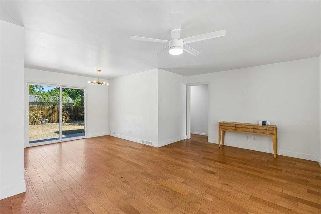 2305 Barclay Rd - Photo 4 of 28