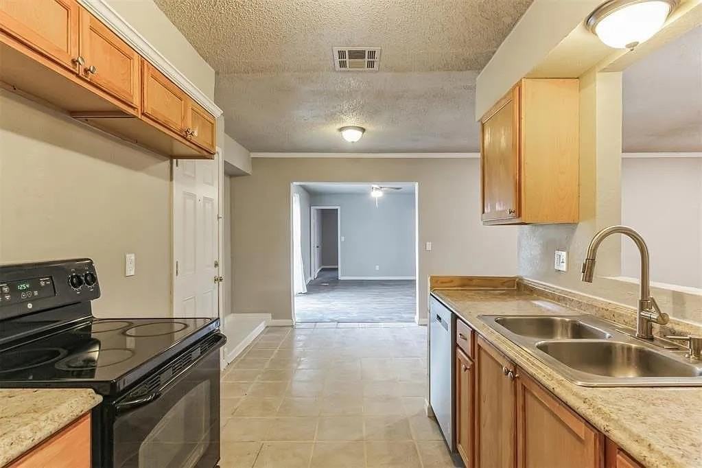 109 W Shadywood Dr - Photo 2 of 17