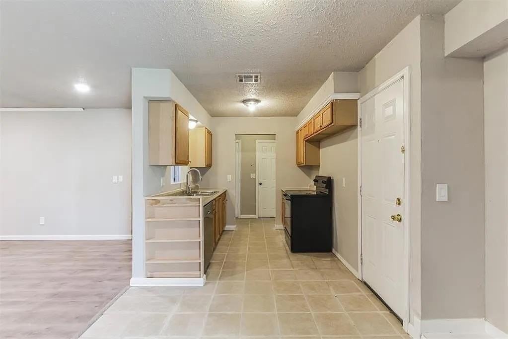 109 W Shadywood Dr - Photo 3 of 17