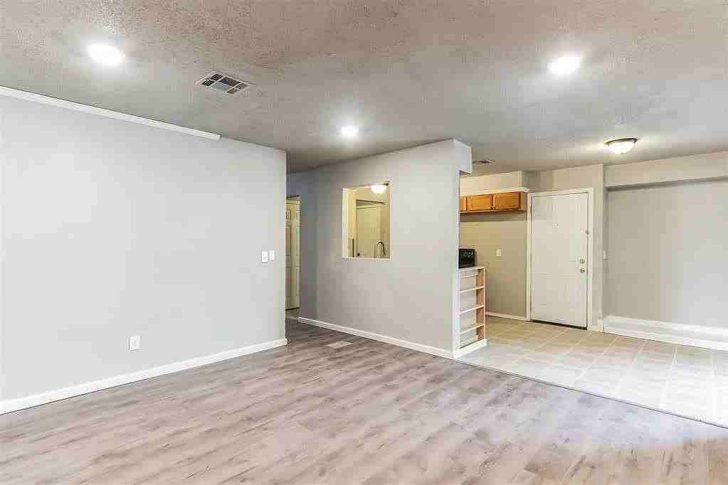109 W Shadywood Dr - Photo 5 of 17