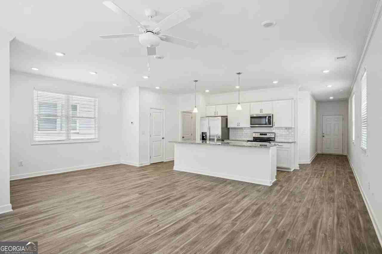4048 Hillmont Ln - Photo 4 of 12