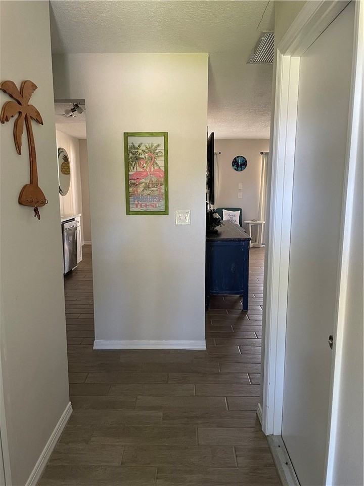 1421 Thornhill Ln - Photo 2 of 17
