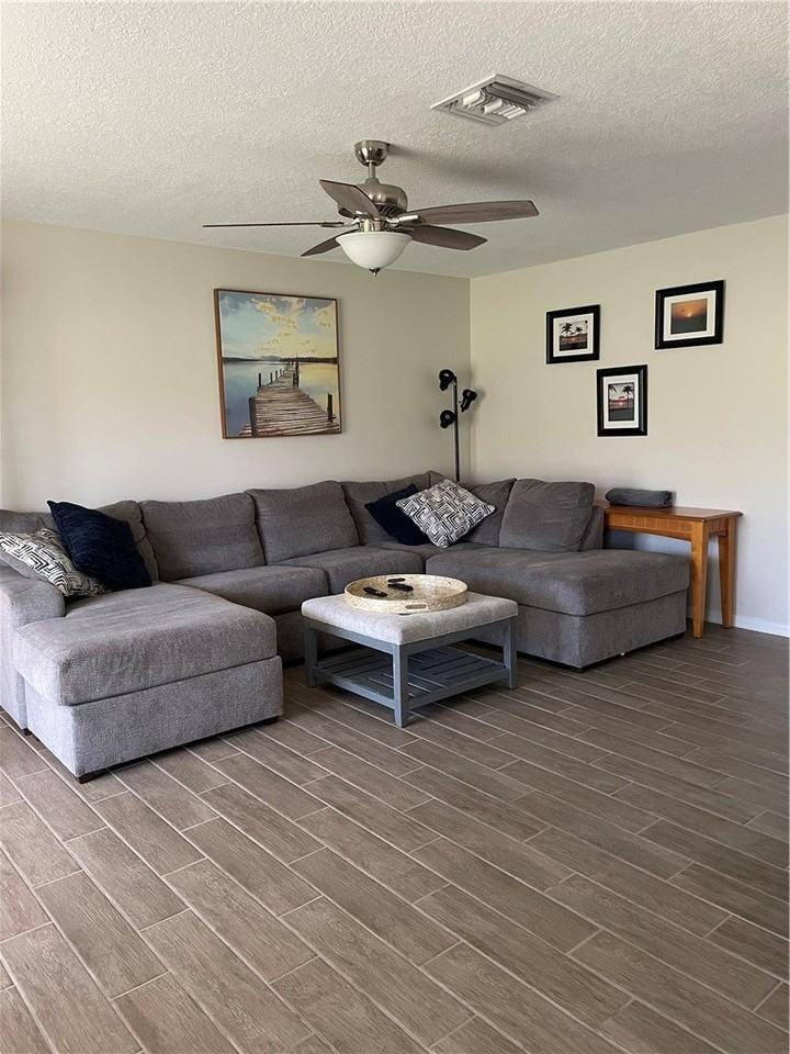 1421 Thornhill Ln - Photo 4 of 17
