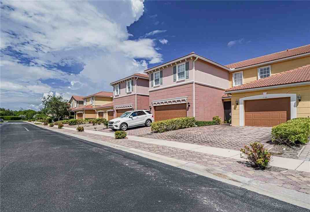 1140 Cheval Dr - Photo 4 of 34