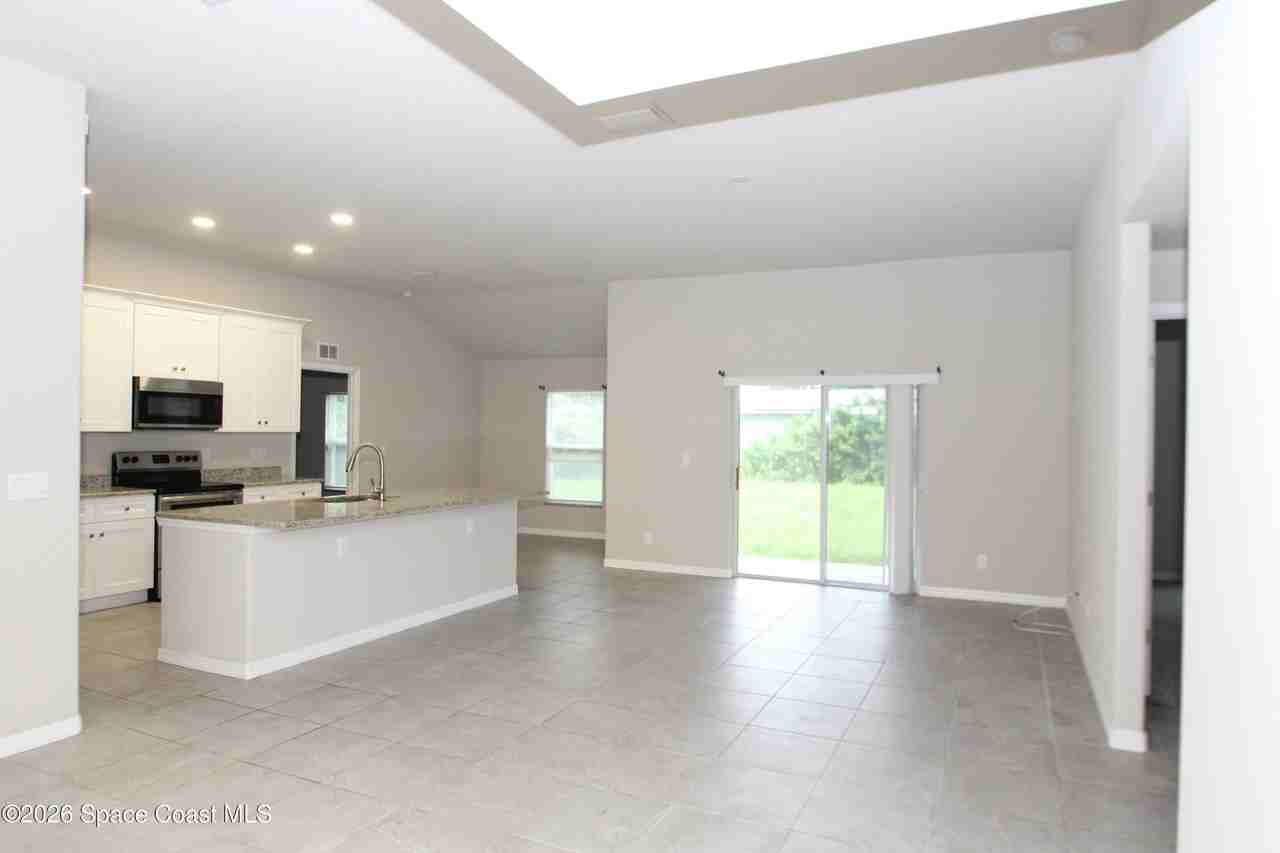 405 Harrison St Sw - Photo 3 of 10