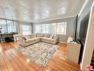 22839 Oxnard St - Photo 6 of 7