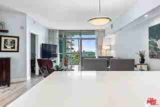 13700 Marina Pointe Dr #612 - Photo 4 of 7