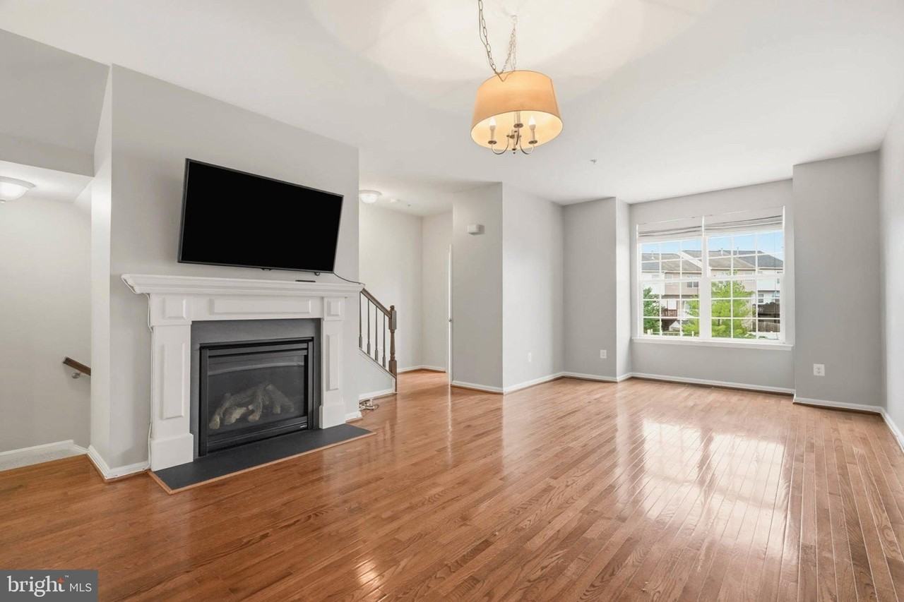 677 Tivoli Rd - Photo 3 of 39