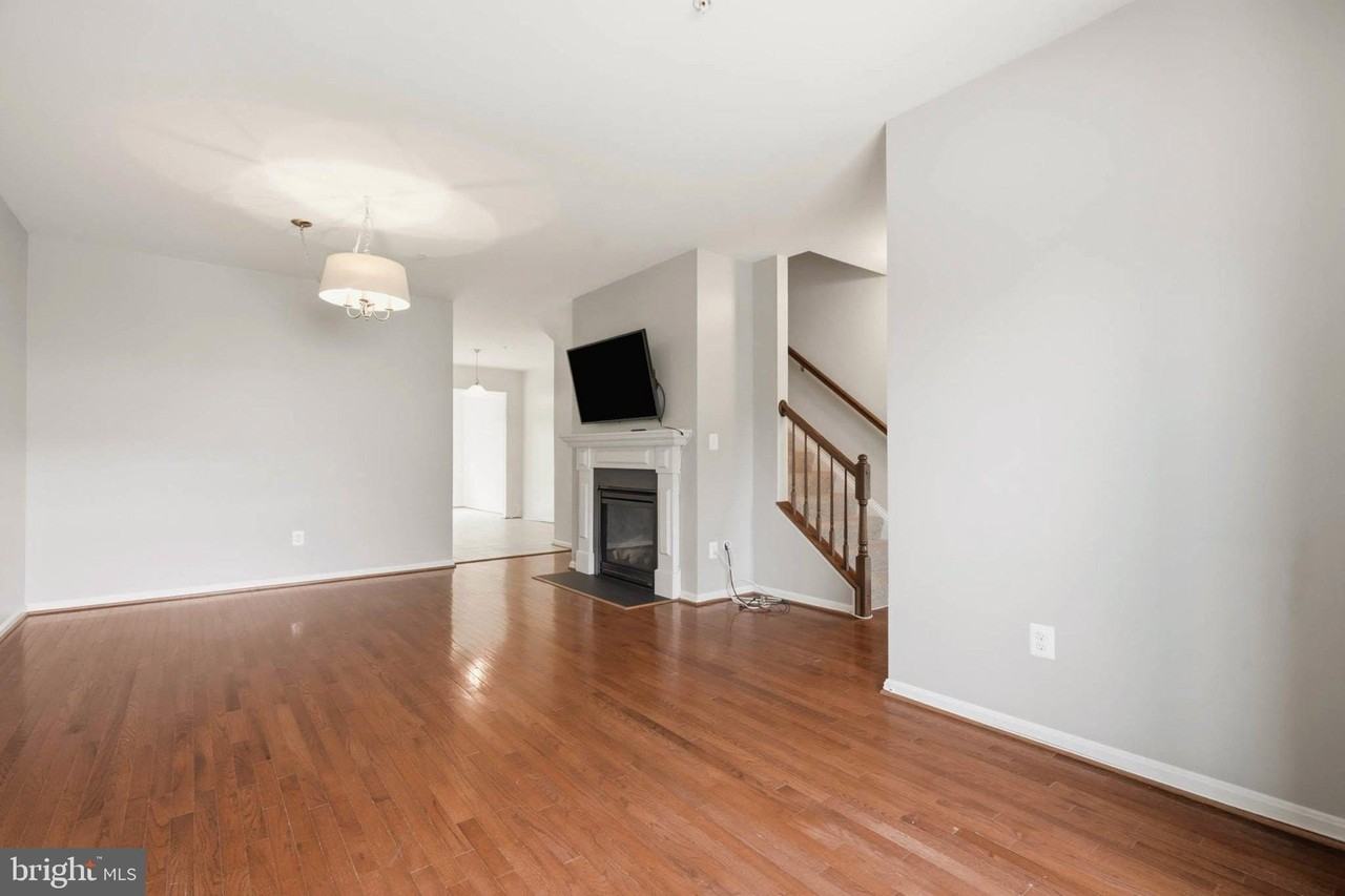 677 Tivoli Rd - Photo 5 of 39